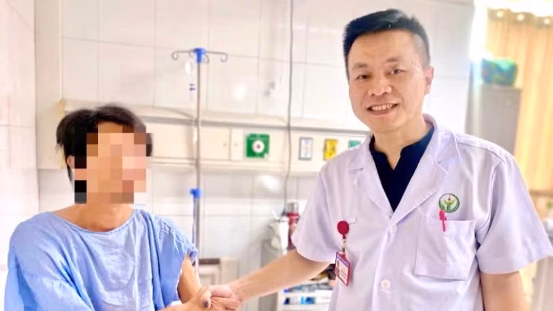 Bác sĩ chuyên khoa II Nguyễn Đắc Thao - Trung tâm Phẫu thuật Tiêu hóa và Bệnh lý sàn chậu thăm hỏi bệnh nhân. 