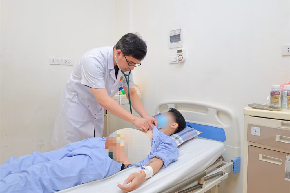Bác sĩ khám lại cho người bệnh.