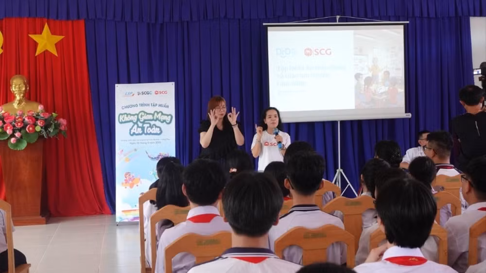 Sự đồng hành của tập đoàn SCG được thể hiện một cách đa dạng và toàn diện thông qua hỗ trợ tài chính và tập huấn trang bị kỹ năng cho học sinh.