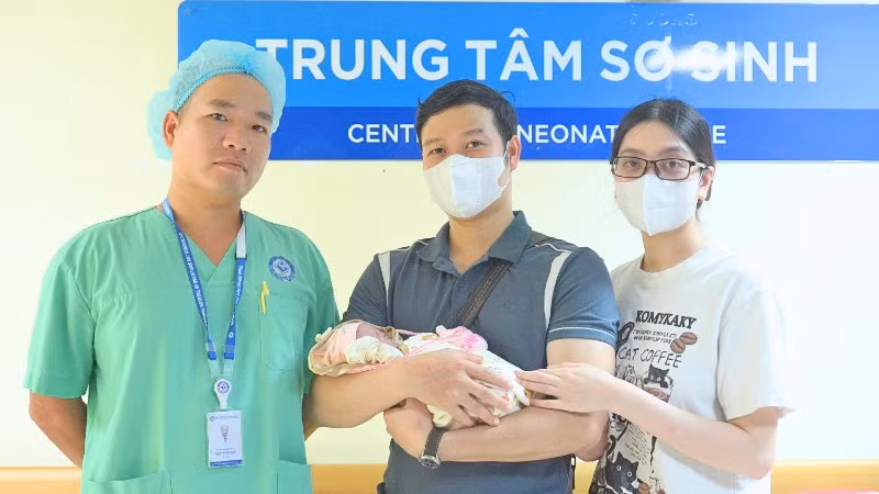Gia đình hạnh phúc khi đón con xuất viện. 