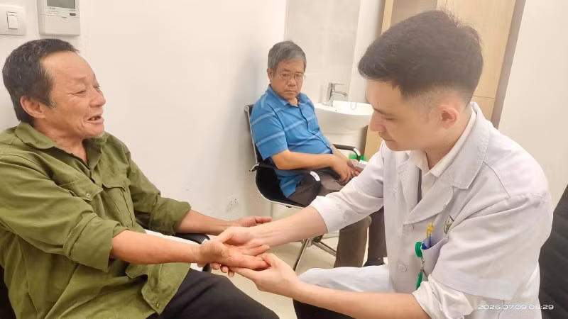 Bác sĩ khám cho cán bộ, cựu chiến binh, thương bệnh binh, người có công với cách mạng và các gia đình chính sách.