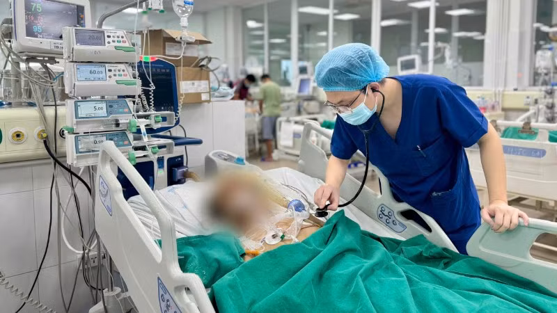 Bác sĩ thăm khám cho người bệnh.