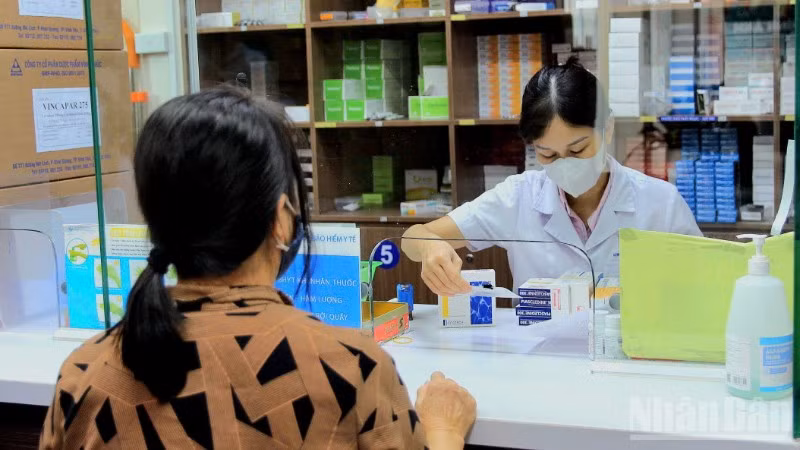 Cấp phát thuốc cho bệnh nhân.