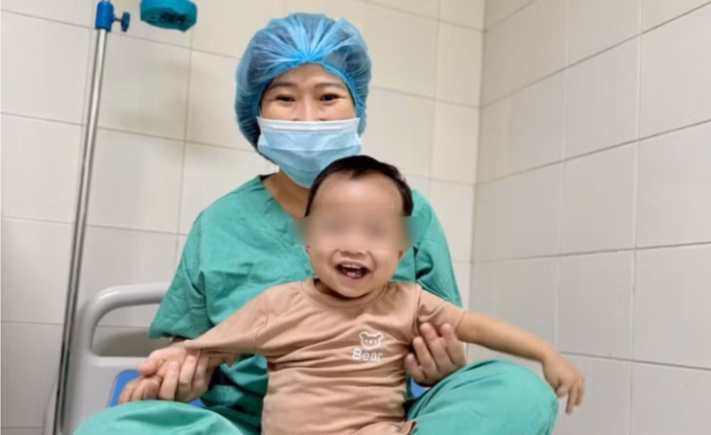  Bệnh nhi 15 tháng tuổi được ghép gan tại Bệnh viện Trung ương Huế xuất viện 