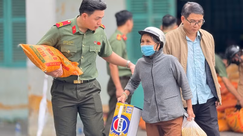 Quỹ “Vì cuộc sống bình yên” trao những phần quà hỗ trợ thiết thực để bà con tái thiết cuộc sống.