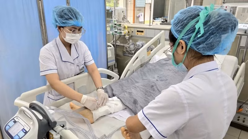 Bệnh nhân đang được chăm sóc, theo dõi rất sát sao tại Bệnh viện Bạch Mai.