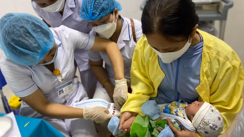 Lấy máu gót chân sàng lọc cho trẻ sơ sinh tại Trung tâm Sàng lọc-Chẩn đoán trước sinh và Sơ sinh, Bệnh viện Trường Đại học Y Dược Huế.
