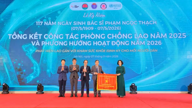 Bệnh viện Phổi Trung ương được tặng cờ thi đua của Chính phủ với thành tích hoàn thành xuất sắc nhiệm vụ công tác, dẫn đầu phong trào thi đua của Bộ Y tế.