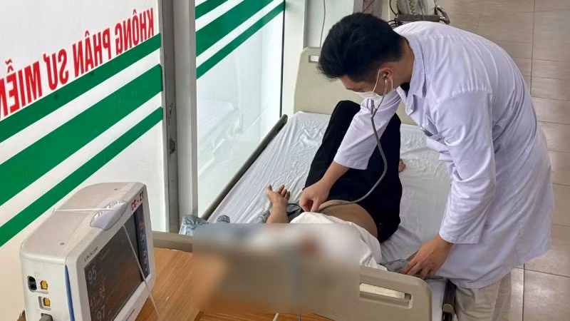 Nam shipper nằm điều trị tại Bệnh viện Bệnh Nhiệt đới Trung ương.