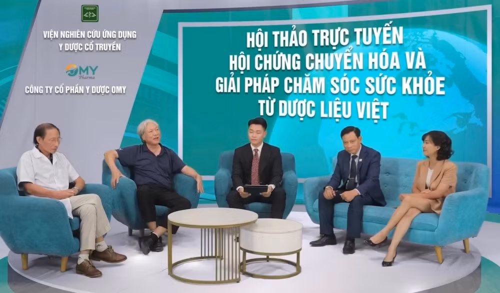 Đại tá, Tiến sĩ, bác sĩ Lê Quang Minh (thứ 2 từ trái qua), Viện trưởng Viện Ứng dụng Y dược cổ truyền tại hội thảo trực tuyến. 