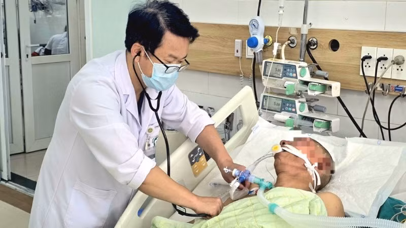 Bác sĩ Trung tâm Chống độc, Bệnh viện Bạch Mai đang điều trị tích cực cho người bệnh.