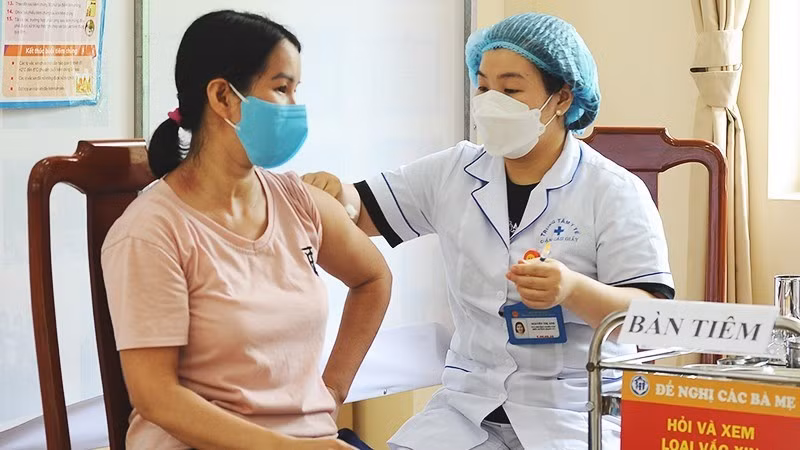 Tiêm phòng dịch tại y tế cơ sở. (Ảnh: SONG ANH)