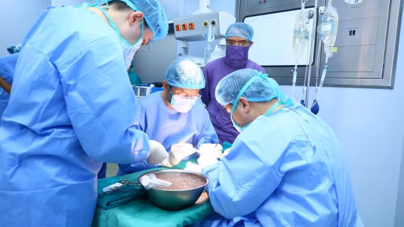 Các kíp phẫu thuật phối hợp nhịp nhàng, khẩn trương, chính xác tuyệt đối. Gan, tim, thận, giác mạc… lần lượt được lấy và bảo quản an toàn theo quy trình nghiêm ngặt.