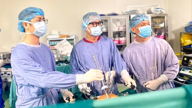 Bác sĩ can thiệp cho bệnh nhân. 