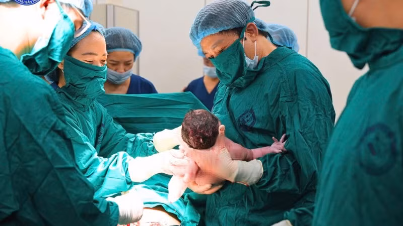 Đúng 9 giờ 12 phút, ca phẫu thuật đầu tiên được thực hiện bởi Thầy thuốc nhân dân, Giáo sư, Tiến sĩ Nguyễn Duy Ánh, Giám đốc Bệnh viện Phụ sản Trung ương. (Ảnh: BVCC)