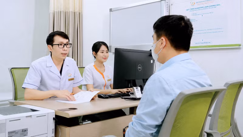Thạc sĩ, bác sĩ Đinh Hữu Việt - Trưởng khoa Nam học tư vấn cho bệnh nhân.