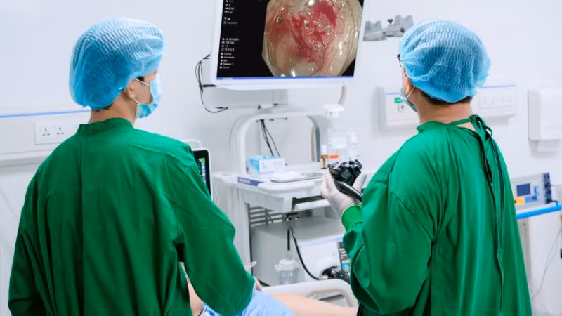 Trong quá trình nội soi tiêu hóa, bác sĩ ghi nhận tổn thương u sùi đại tràng nghi ngờ ác tính của bệnh nhân. 