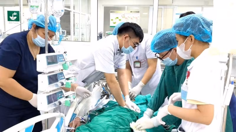 Bác sĩ ép tim ngoài lồng ngực cứu sống bệnh nhân.