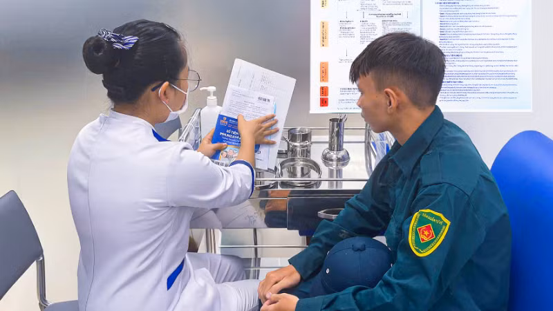 Nhân viên y tế tư vấn cho người dân trước khi tiêm.