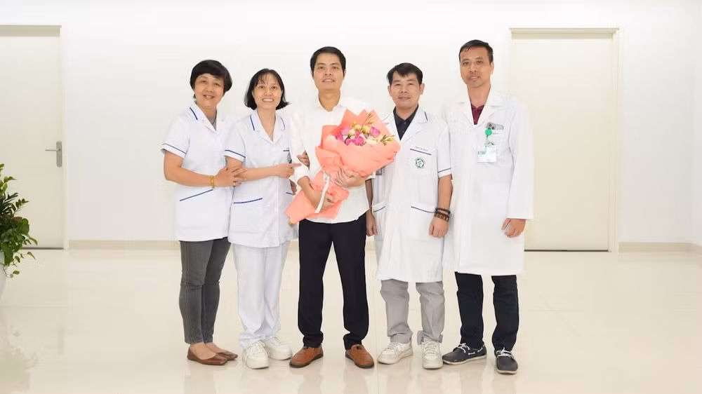 Tập thể kíp điều trị Viện Tim mạch chúc mừng anh Tuấn trong ngày được xuất viện về với gia đình. (Ảnh: BV cung cấp)
