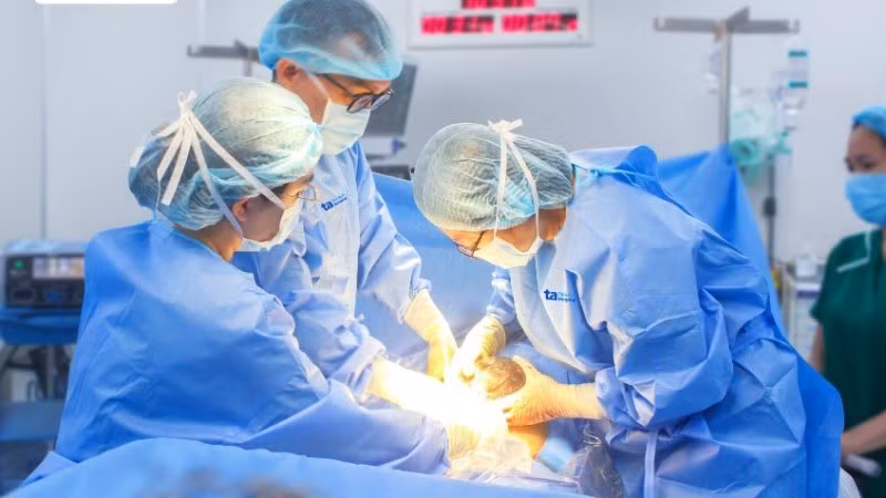 Bác sĩ phẫu thuật chủ động cho sản phụ.