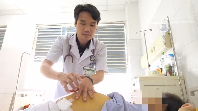 Bệnh nhân được chẩn đoán xơ gan mất bù, viêm gan B mạn tính và cổ chướng căng.