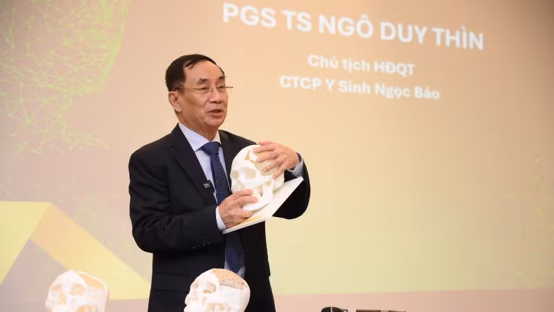 Phó Giáo sư, Tiến sĩ Ngô Duy Thìn giới thiệu về sản phẩm mảnh ghép hộp sọ PEEK in 3D cá thể hóa.
