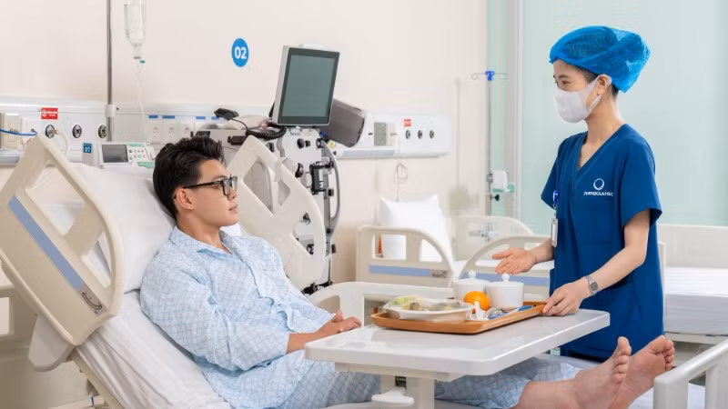 Điều dưỡng Bệnh viện Đại học Phenikaa chăm sóc người bệnh.