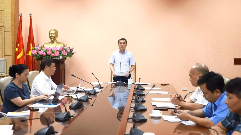 Thứ trưởng Y tế Trần Văn Thuấn chủ trì cuộc họp.