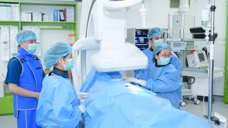 Tiến sĩ, bác sĩ Phạm Trần Linh và ekip thực hiện kỹ thuật cấy máy khử rung tim ICD cho người bệnh.