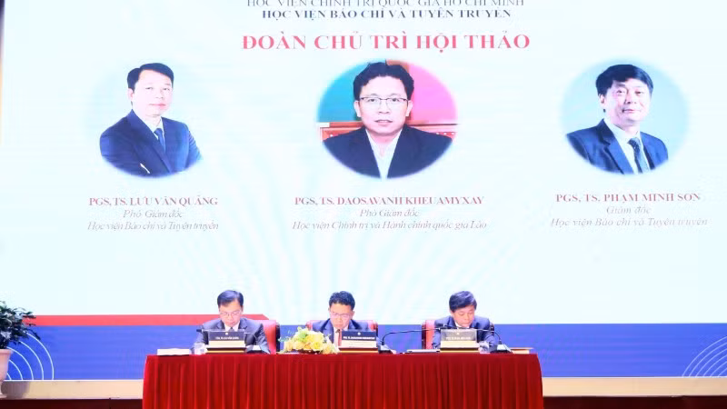 Đoàn chủ trì hội thảo. 