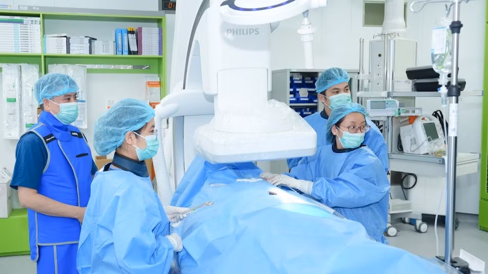 Tiến sĩ, bác sĩ Phạm Trần Linh và ê-kíp thực hiện một ca can thiệp cho bệnh nhân. (Ảnh: BVCC)