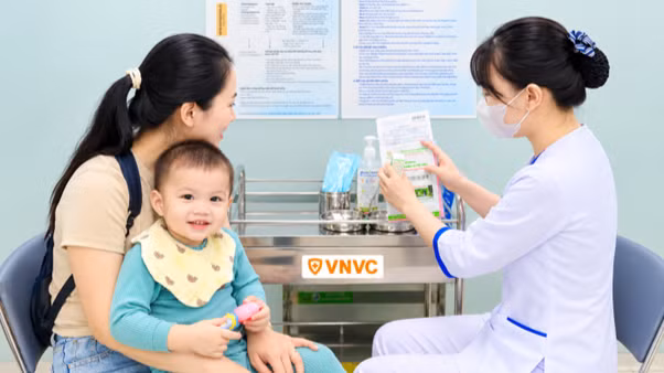 Tư vấn cho gia đình bệnh nhi trước khi thực hiện tiêm vaccine tay chân miệng. (Ảnh: VNVC)