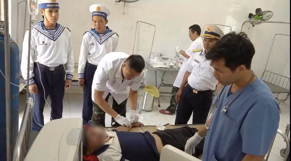 Các bác sĩ, điều dưỡng tại Bệnh xá đảo Song Tử Tây cấp cứu cho bệnh nhân.