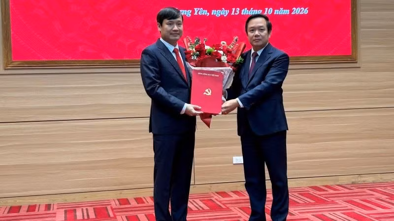 Bí thư Tỉnh ủy Hưng Yên Phạm Quang Ngọc trao Quyết định điều động, bổ nhiệm đồng chí Nguyễn Tuấn Phong, Tỉnh ủy viên, Chánh Văn phòng Tỉnh ủy giữ chức Trưởng Ban Tuyên giáo Tỉnh ủy Hưng Yên. (Ảnh: PHẠM HÀ)