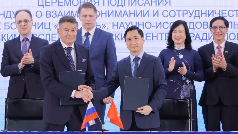 Ông Andrey Kaprin - Tổng giám đốc Trung tâm Y học Quốc gia về Xạ trị - Viện Hertsen Liên bang Nga ký kết triển khai hợp tác với ông Ngô Chí Dũng, Chủ tịch Hội đồng quản trị Hệ thống Bệnh viện đa khoa Tâm Anh và Viện Nghiên cứu Tâm Anh (TAMRI).