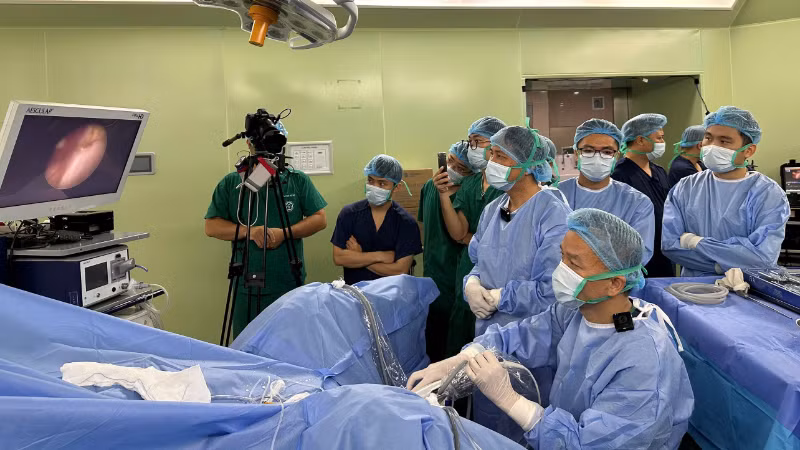 Dưới sự chỉ đạo của Tiến sĩ, bác sĩ Nguyễn Minh Tuấn - Trưởng khoa Phẫu thuật Tiết niệu, Bệnh viện Bạch Mai đã triển khai thành công 2 ca mổ thị phạm sử dụng liệu pháp nhiệt hơi nước (Rezūm).