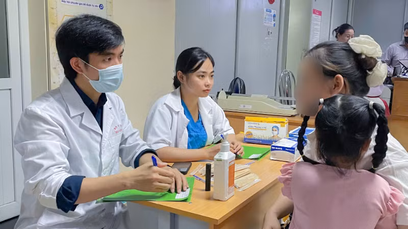 Khám sàng lọc cho bệnh nhi.