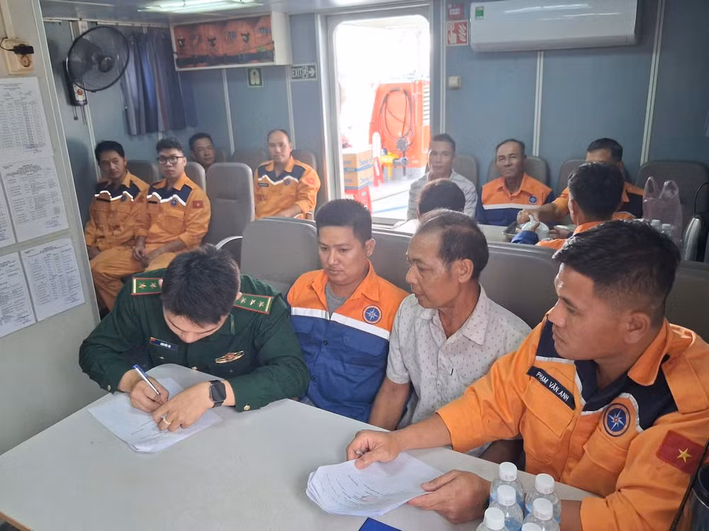 34-ngu-dan-tau-ca-qng-95157-ts-duoc-ban-giao-cho-cac-luc-luong-chuc-nang-tai-phuong-nha-trang-khanh-hoa.jpg