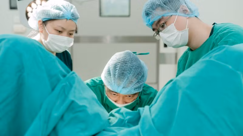 Bác sĩ phẫu thuật cho bệnh nhân. 