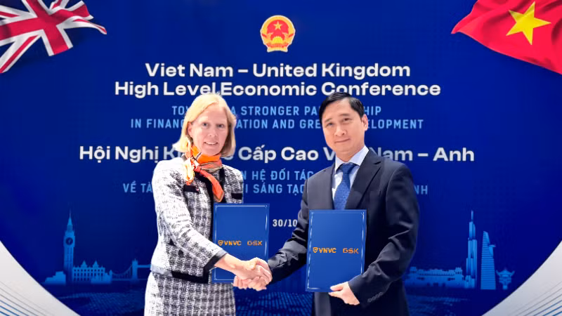 Ông Ngô Chí Dũng, Chủ tịch HĐQT kiêm Tổng Giám đốc Công ty Vaccine Việt Nam VNVC và bà Kaja Natland, Phó Chủ tịch cấp cao GSK vùng châu Á-Thái Bình Dương, khu vực quốc tế trao văn kiện hợp tác.