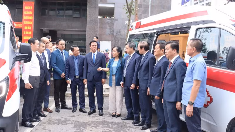 Các lãnh đạo tại lễ công bố thành lập Trung tâm Cấp cứu và Vận chuyển 115 Bắc Ninh.