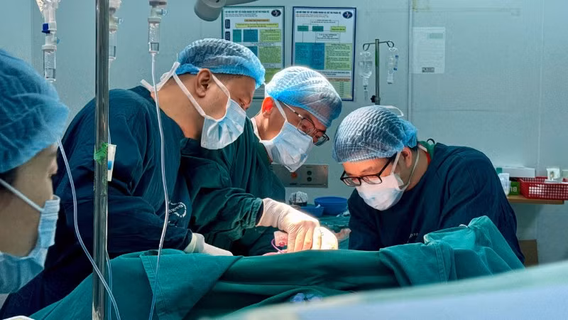 Bác sĩ can thiệp loại bỏ khối u cho người bệnh. 