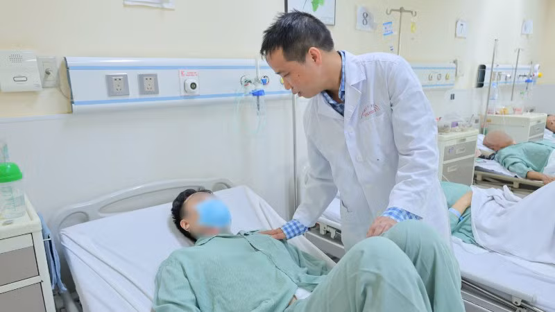Tiến sĩ, bác sĩ Nguyễn Đình Liên - Trưởng khoa Phẫu thuật thận tiết niệu và nam học khám cho người bệnh. 