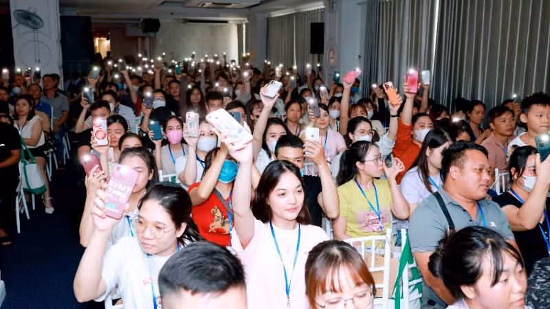 Hàng trăm gia đình cùng hội ngộ tại Bệnh viện Nam học và Hiếm muộn Hà Nội sáng 28/6.
