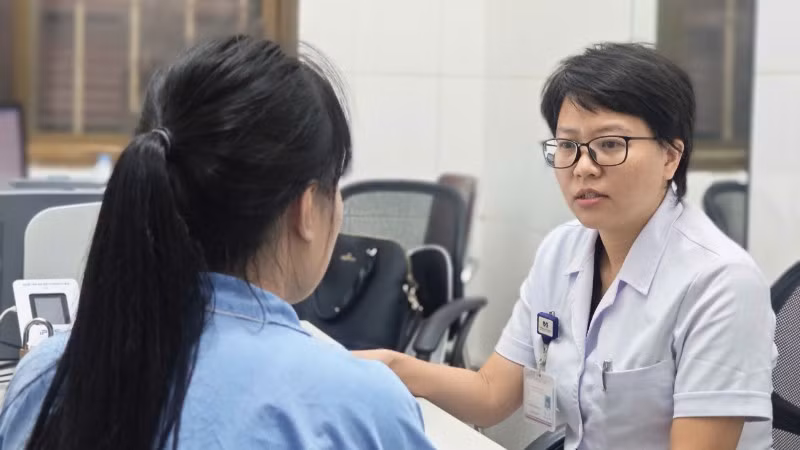 Thạc sĩ, bác sĩ nội trú Nguyễn Thị Hoa, Phó Trưởng phòng Tâm lý Lâm sàng, Viện Sức khỏe Tâm thần tư vấn cho người bệnh.