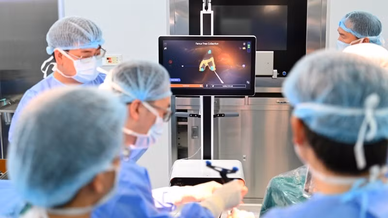 Ca phẫu thuật thay khớp gối bằng robot tích hợp AI đầu tiên tại miền trung được thực hiện tại Vinmec.