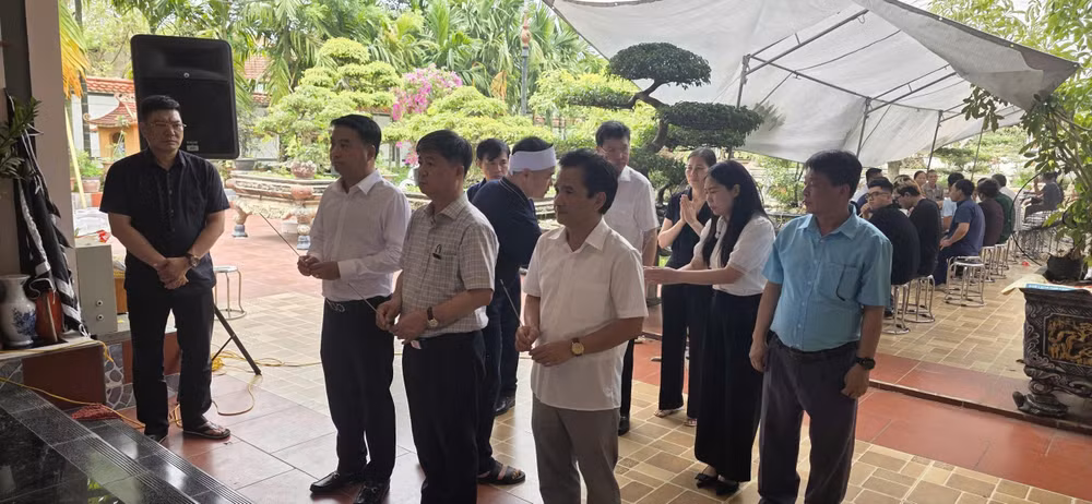 Đoàn công tác Bộ Y tế, gồm đại diện Cục Bà mẹ và Trẻ em và Quỹ Bảo trợ trẻ em Việt Nam đã đến thắp hương tưởng niệm các em nhỏ không may tử vong do đuối nước.
