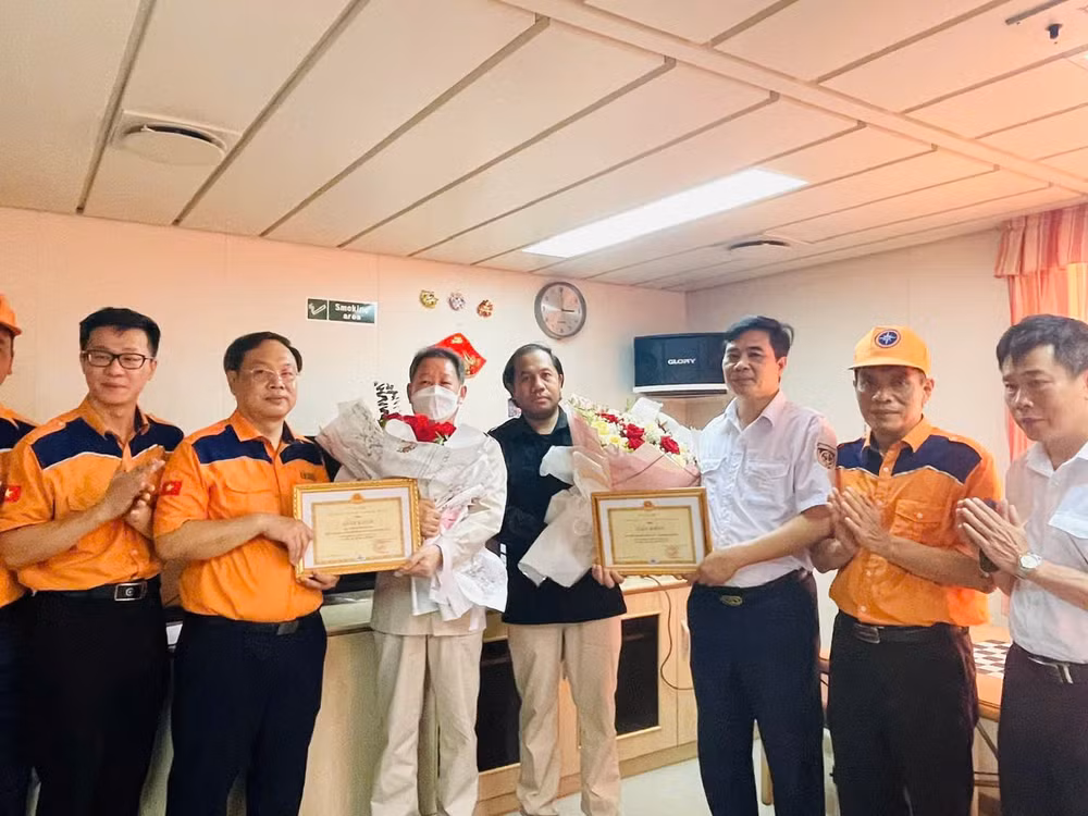 ong-vu-viet-hung-pho-tong-giam-doc-trung-tam-dai-dien-trao-tang-giay-khen-cua-cuc-truong-cuc-hhdtvn-cho-thuyen-truong-tau-starship-taurus.jpg