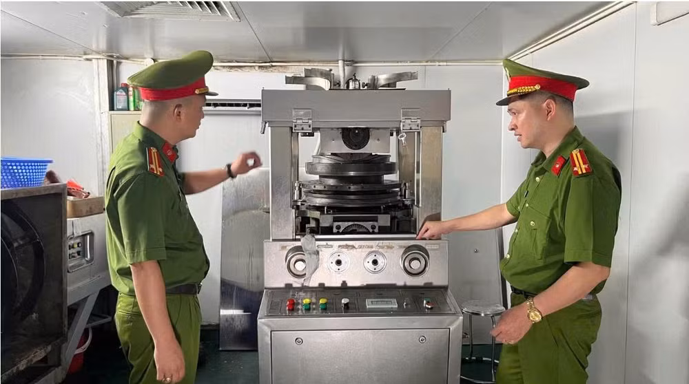 Phòng Cảnh sát kinh tế phối hợp các lực lượng chức năng tiến hành khám xét khẩn cấp cơ sở sản xuất của Công ty trách nhiệm hữu hạn Sản xuất Dược-Mỹ phẩm Vintechpharm. (Ảnh: Công an Hà Nội)